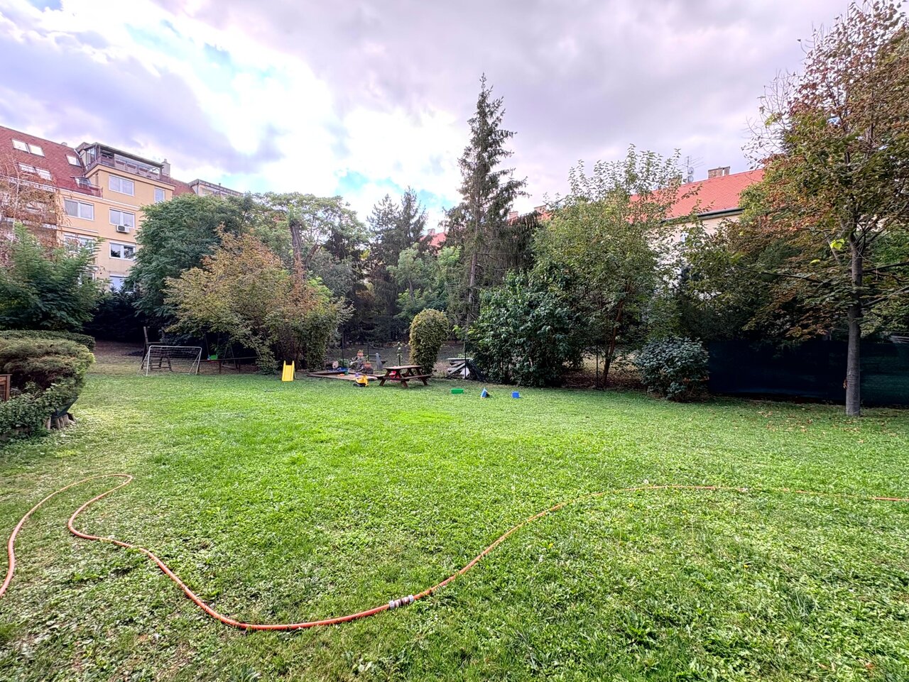A társasház közös használatú kertje játszótéri elemekkel