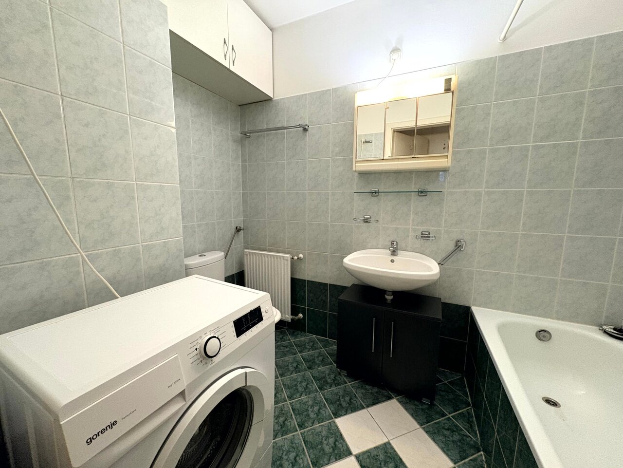 Fürdőszoba káddal, mosdóval, WC-vel és mosógéppel